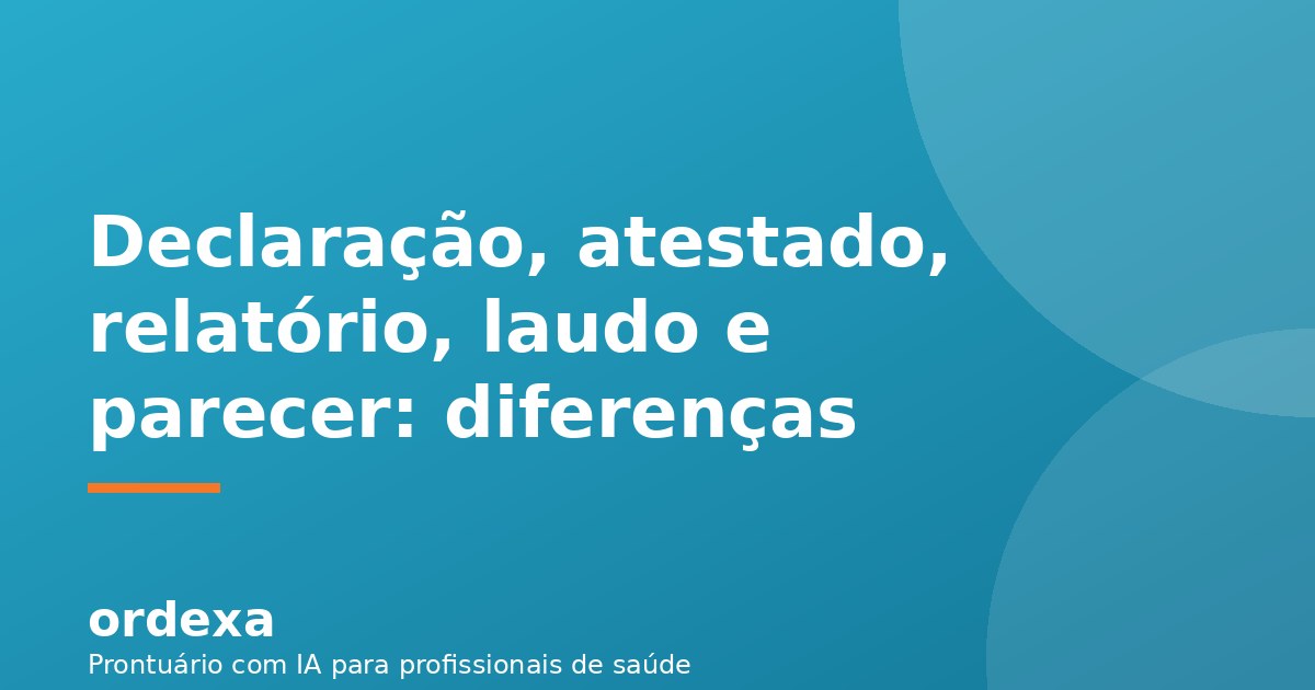 Psicóloga organizando documentos psicológicos sobre a mesa do consultório