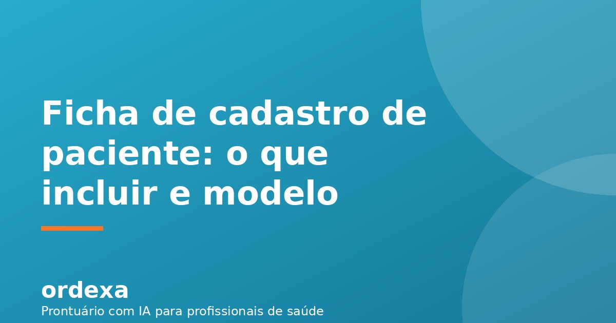 Profissional de saúde preenchendo a ficha de cadastro de um paciente no consultório