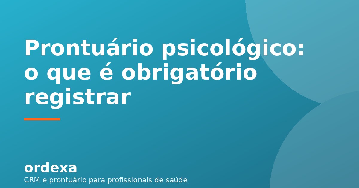 Psicólogo organizando o prontuário de um paciente na mesa do consultório