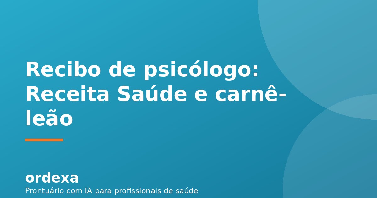 Psicólogo organizando recibos e finanças do consultório no computador