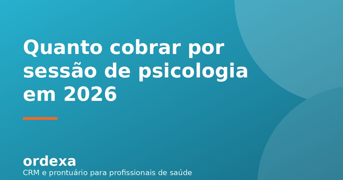 Calculadora, caderno e xícara sobre a mesa de um consultório