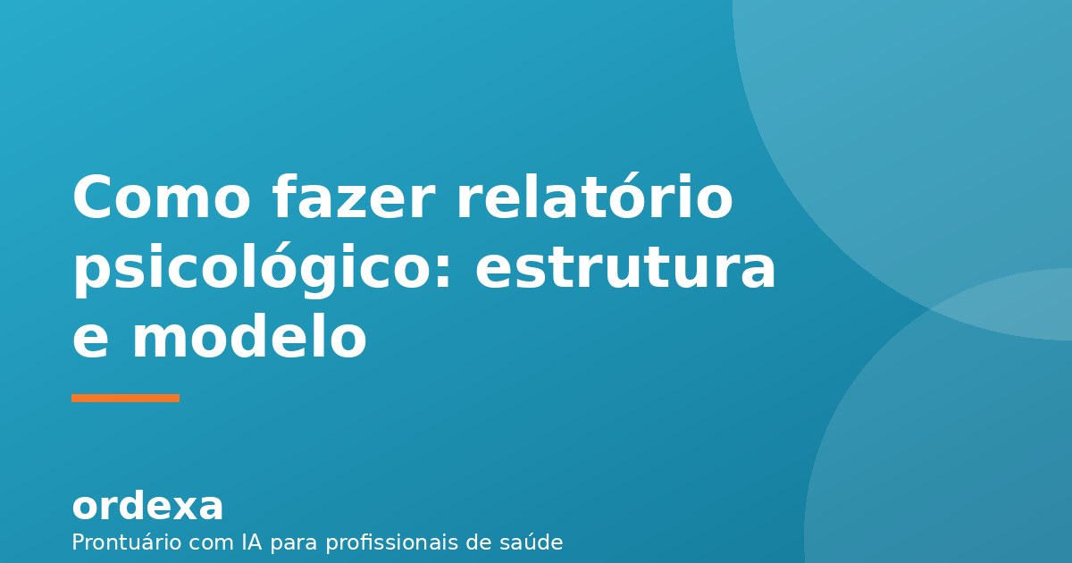 Psicóloga redigindo um relatório psicológico no computador